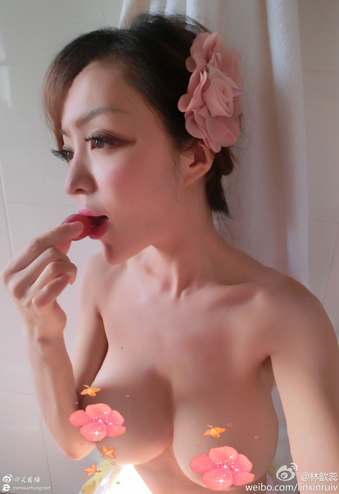 有无乳贴图片的林歆蕊2014.2.24微博:头戴红花完美桃子奶露出