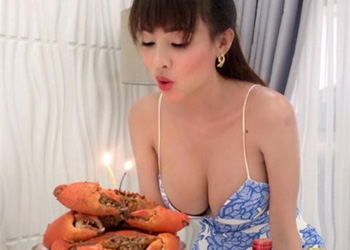菲律宾阳光妹露深沟吃螃蟹 胸器惊呆Instagram网友